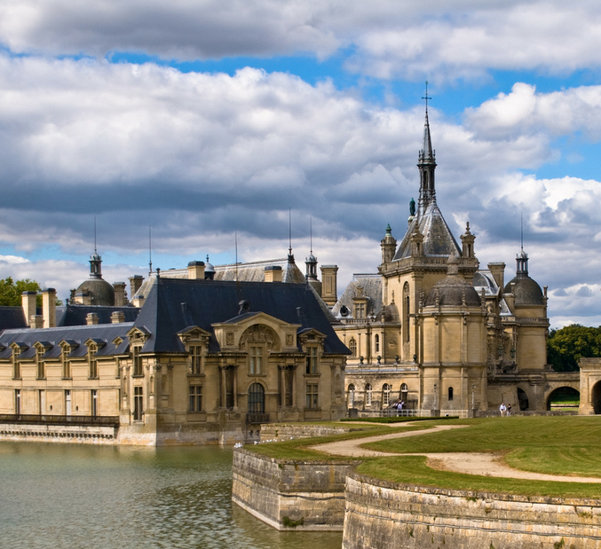 ROYAL RESIDENCES BEYOND THE PARISIAN WALLS