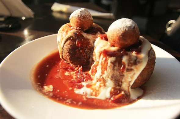 Papanasi dessert. By Nicubunu (Creative Commons)