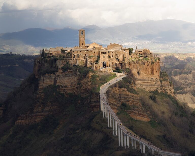 Civita di Bagnoregio – the ‘Dying City’. Perched atop a crumbling hill in central Italy, this medieval gem is accessible only by a footbridge, making it feel like a journey into another world. Golden stone, dramatic cliffs, and a timeless atmosphere✨🏰.