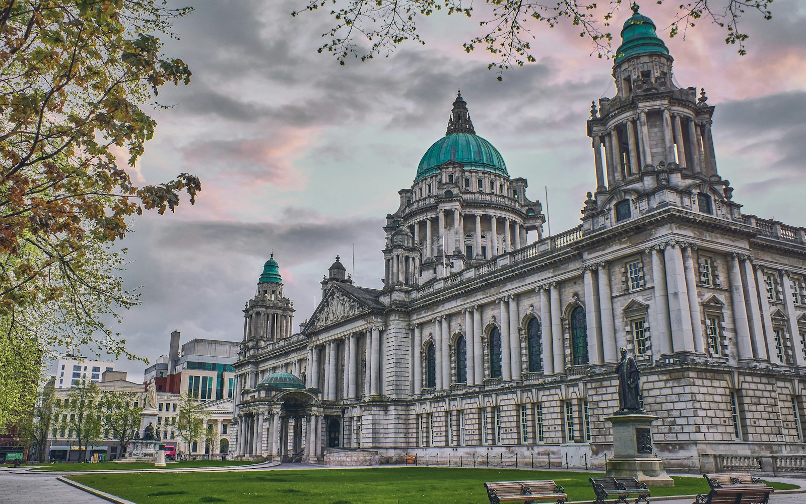 Belfast & Northern Ireland: A Travel Guide for Americans