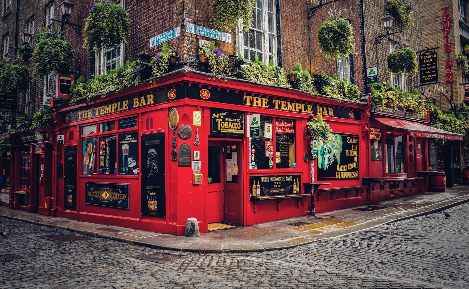 The Art of Irish Pub Talk: A Conversational Guide for Americans
